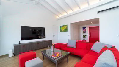 Living Area: Located on the upper level floor. Air conditioning, ceiling fans, HD-TV, Cana