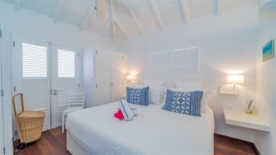 Bedroom 2: King size bed (can be prepared with 2 single beds upon request), air conditioning, safe. 