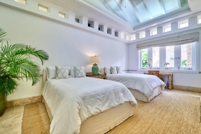 Luxury Villa Photo #30