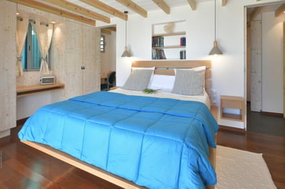 Bedroom 2: On the main level. Air conditioning, king size bed, safe. Adjoining bathroom with shower,