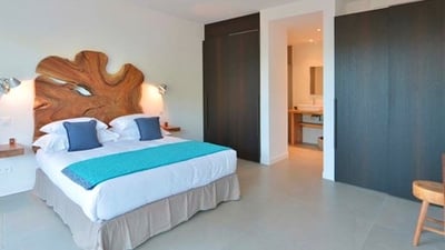 Bedroom 4: Located under bedrooms 1 and 2. Private terrace and armchairs. A king size bed, air condi