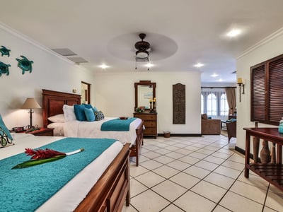 #8. 2 Queen Beds, 1 Twin Bed, Living, Ensuite bathroom!