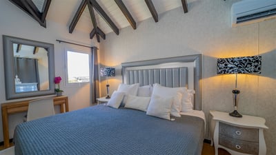 Luxury Villa Photo #30