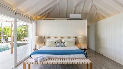 Bedroom 1: Located in the main building. Opens onto the terrace. A king size bed, air cond