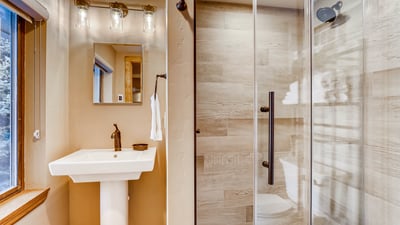 King ensuite bath