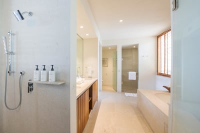 Luxury Villa Photo #30
