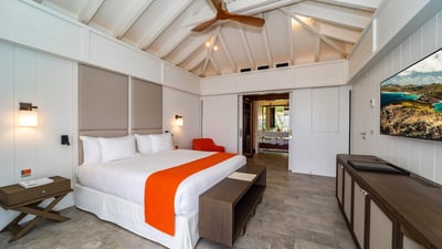 Bedroom 2: On the main level. King size bed, air conditioning, HD-TV with Apple TV, Dish Networ