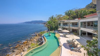 Luxury Villa Photo #4