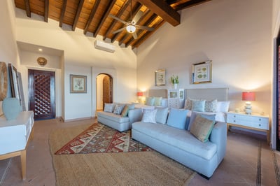 Luxury Villa Photo #31
