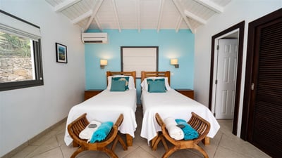 Bedroom 2: King size bed (or Twin beds), air conditioning, dressing room, programmable safe. Adjoini