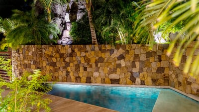 By Night: Modern and chic outdoor lightings. 