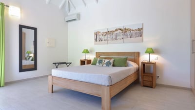 Bedroom 2: In a seperate bungalow. Queen size bed, air conditioning, safe, dressing room, WIFI, adjo