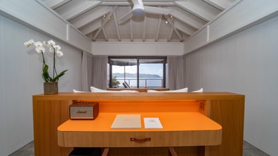 Bedroom 1: On the main level. King size bed, air conditioning, HD-TV with Apple TV, Dish Networ