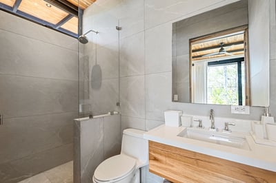 Guest House Suite 7 Ensuite Bathroom – 1st Floor