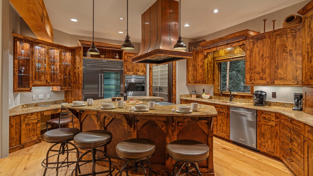 Alpenglow Peaks Lodge