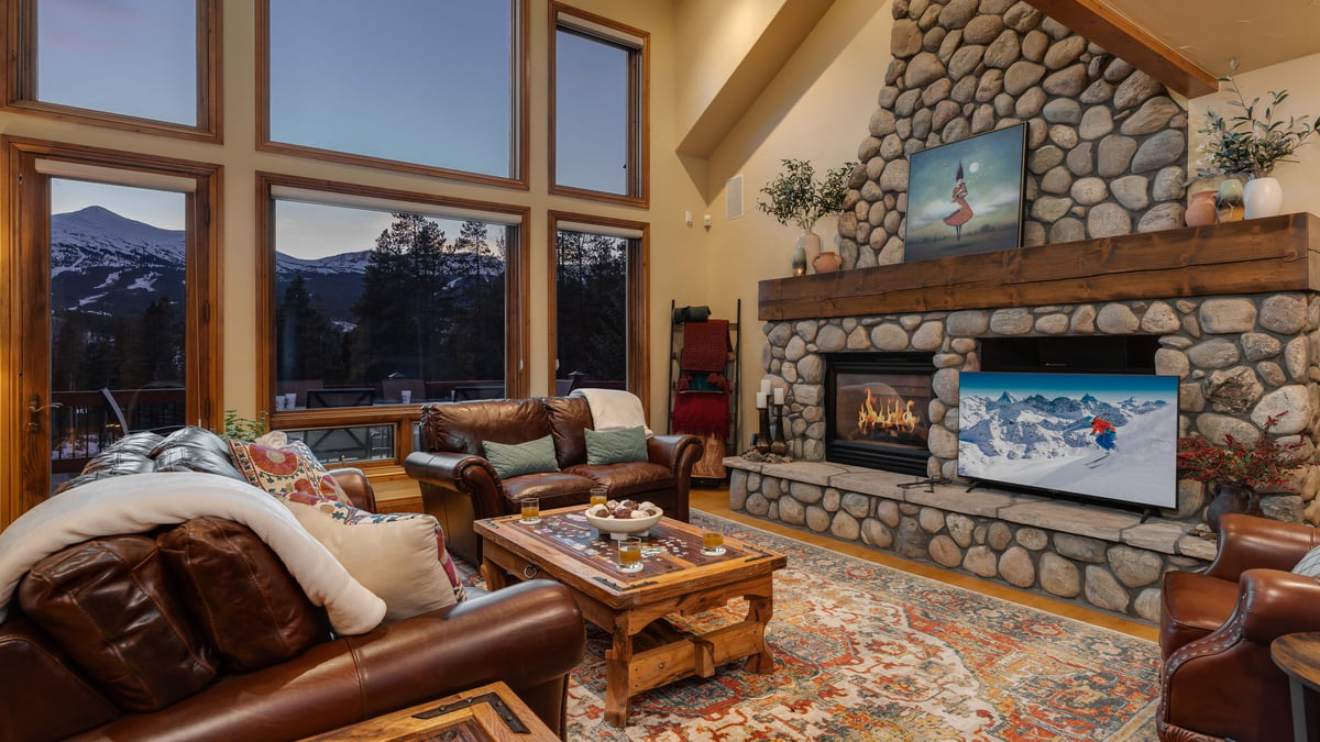 Living Room with fireplace and mountains views - Image 6