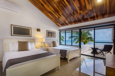Luxury Villa Photo #25