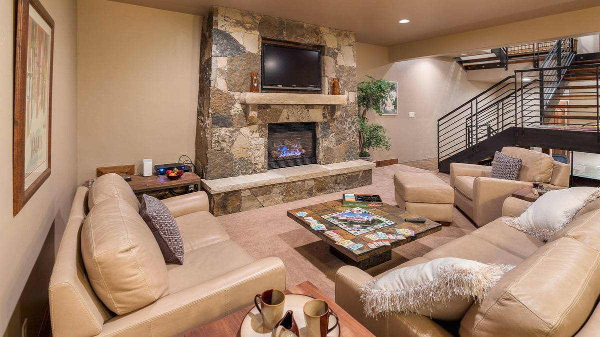 Chalet Fuego - Family room with TV, lower level - Image 15