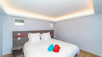 Bedroom 3: On the lower level. King size bed (or twin beds), air conditioning, HD-TV, dressing,