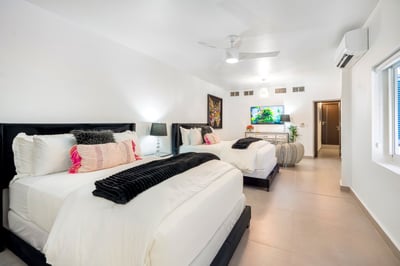 Luxury Villa Photo #34