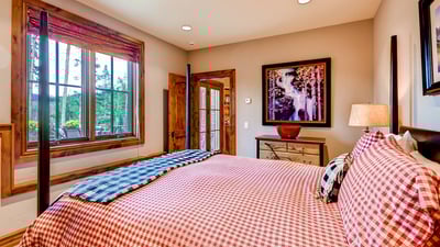 Queen suite_lower level