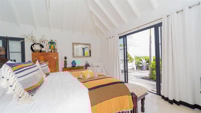 Bedroom 1: On the pool level. King size bed, air conditioning, dressing, safe. Ensuite bathroom