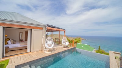 Pool & Terrace: Nice heated pool, terrace with loungers and deck chairs. Lounge area on the covered 