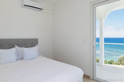 Bedroom 3: Connected to the bedroom 1. Queen size bed, air conditioning. 