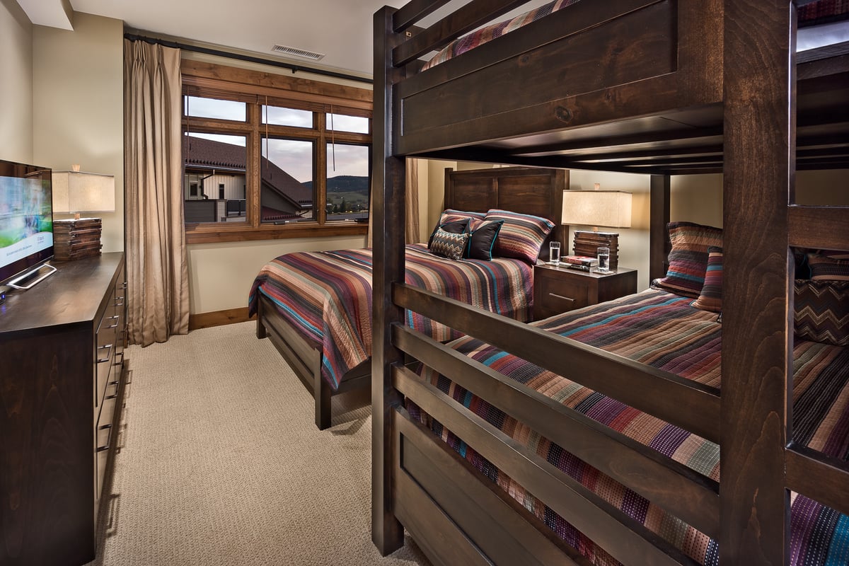 Family suite with a queen bed  and a queen over queen bunk - Image 8