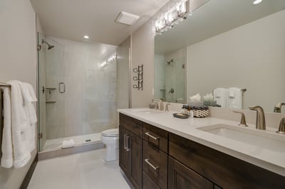 King ensuite on lower level