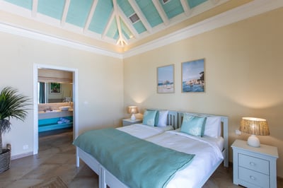 Luxury Villa Photo #33