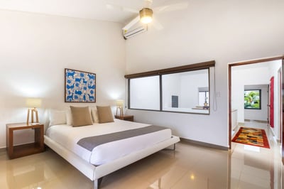 Luxury Villa Photo #24