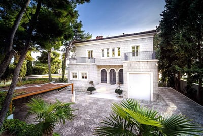 Luxury Villa Photo #6