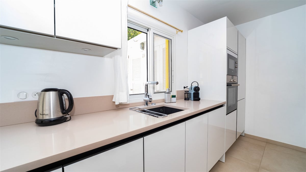 Living Area & Kitchen - Image 29