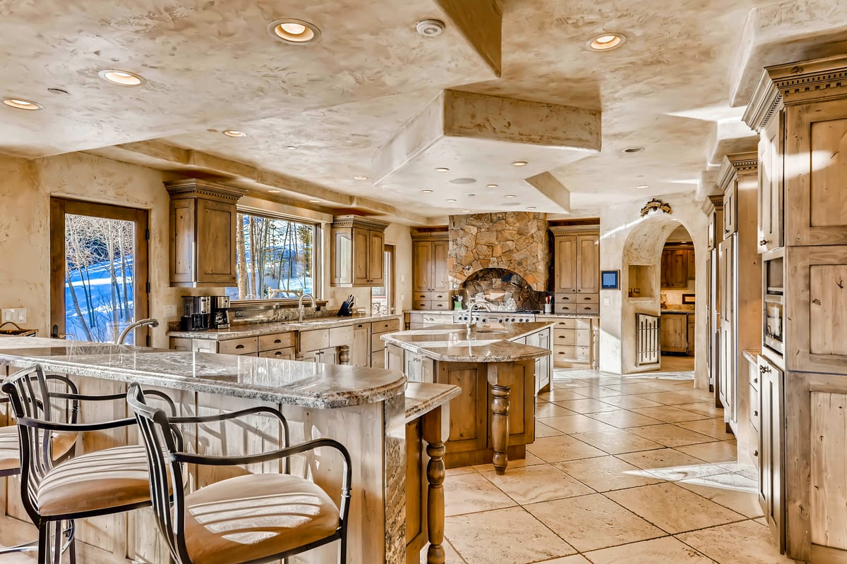 Grand kitchen with professional appliances - Image 15