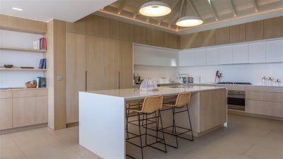 Kitchen: Fully equipped, gas cooker, blender, microwave, dishwasher, Nespresso coffee machine, ice m
