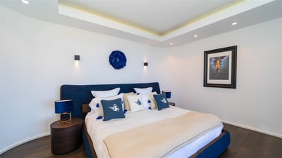 Bedroom 4: On the lower level. King size bed, air conditioning, ceiling fan, HD-TV, Dish N