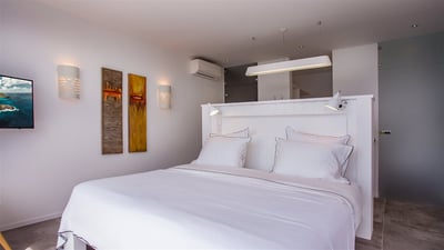 Bedroom 2: Located on the lower level. King size bed, air conditioning, HD-TV, Dish Network, dr