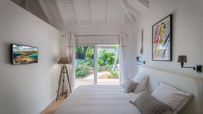 Bedroom 3: King size bed, air conditioning, ceiling fan, HD-TV, safe. Ensuite bathroom with indoor a