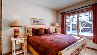 Queen suite on lower level, hall bath