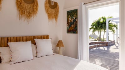 Bedroom 2: In a separate cottage. Queen size bed, air conditioning. Bathroom with indoor Italian sho