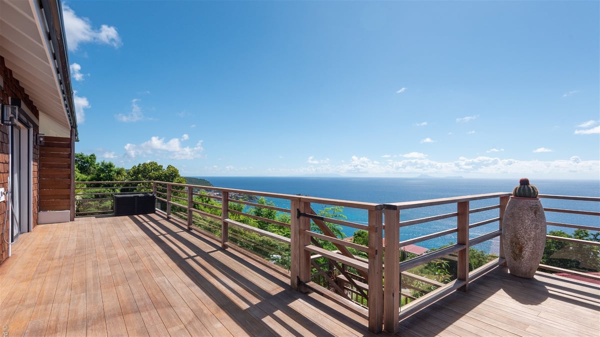 Outdoors: Panoramic views over the bay and the ocean. Private parking at the entrance of the propert - Image 33