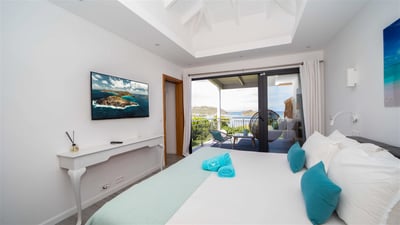 Bedroom 3: Queen size bed, air conditioning, HD-TV, safe, dressing room. Ensuite bathroom with 