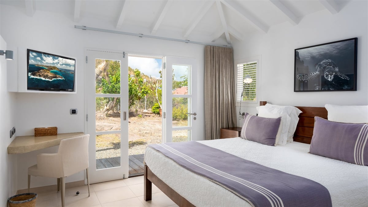 Bedroom 1: Located in a separate bungalow at the entrance of the property. King size bed, air condit - Image 47