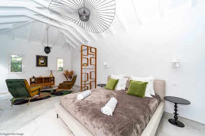 Bedroom 1: King size bed, air conditioning, HD-TV, Apple TV, dressing room, programmable safe. Adjoi