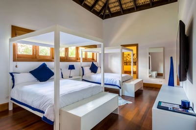 Luxury Villa Photo #18