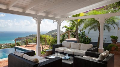 Outdoor Lounge: Nice lounge area on the covered terrace, facing the views. 