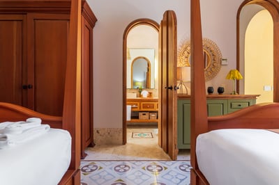 Luxury Villa Photo #24