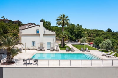 Luxury Villa Photo #2