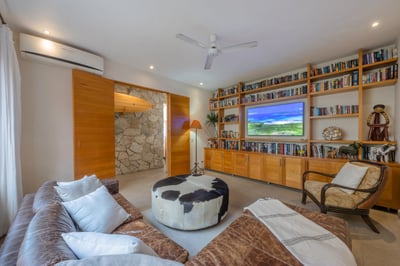 Luxury Villa Photo #25